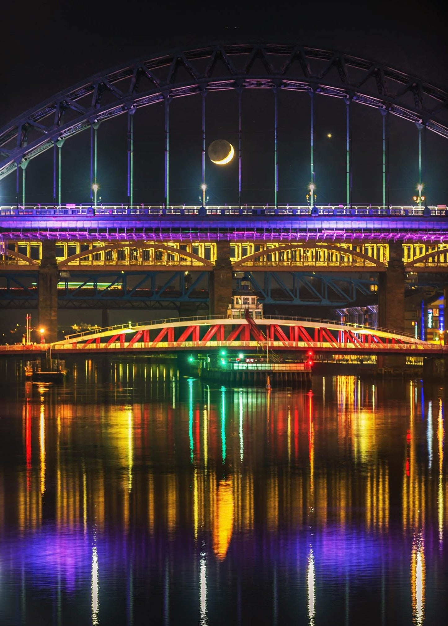 The moon and Venus inside the Tyne Bridge.