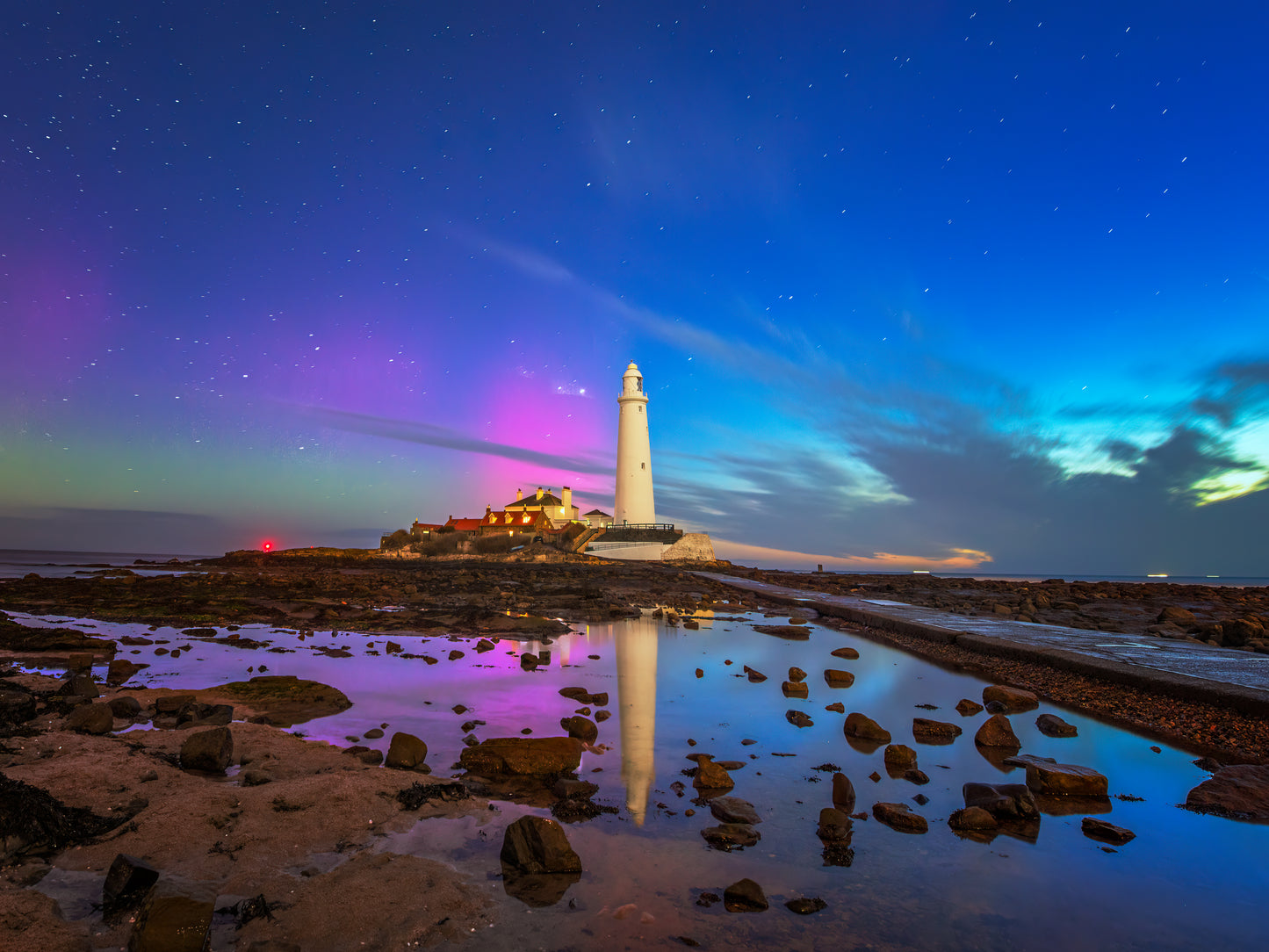 Aurora, stars and twilight at St.Mary’s Lighthouse.