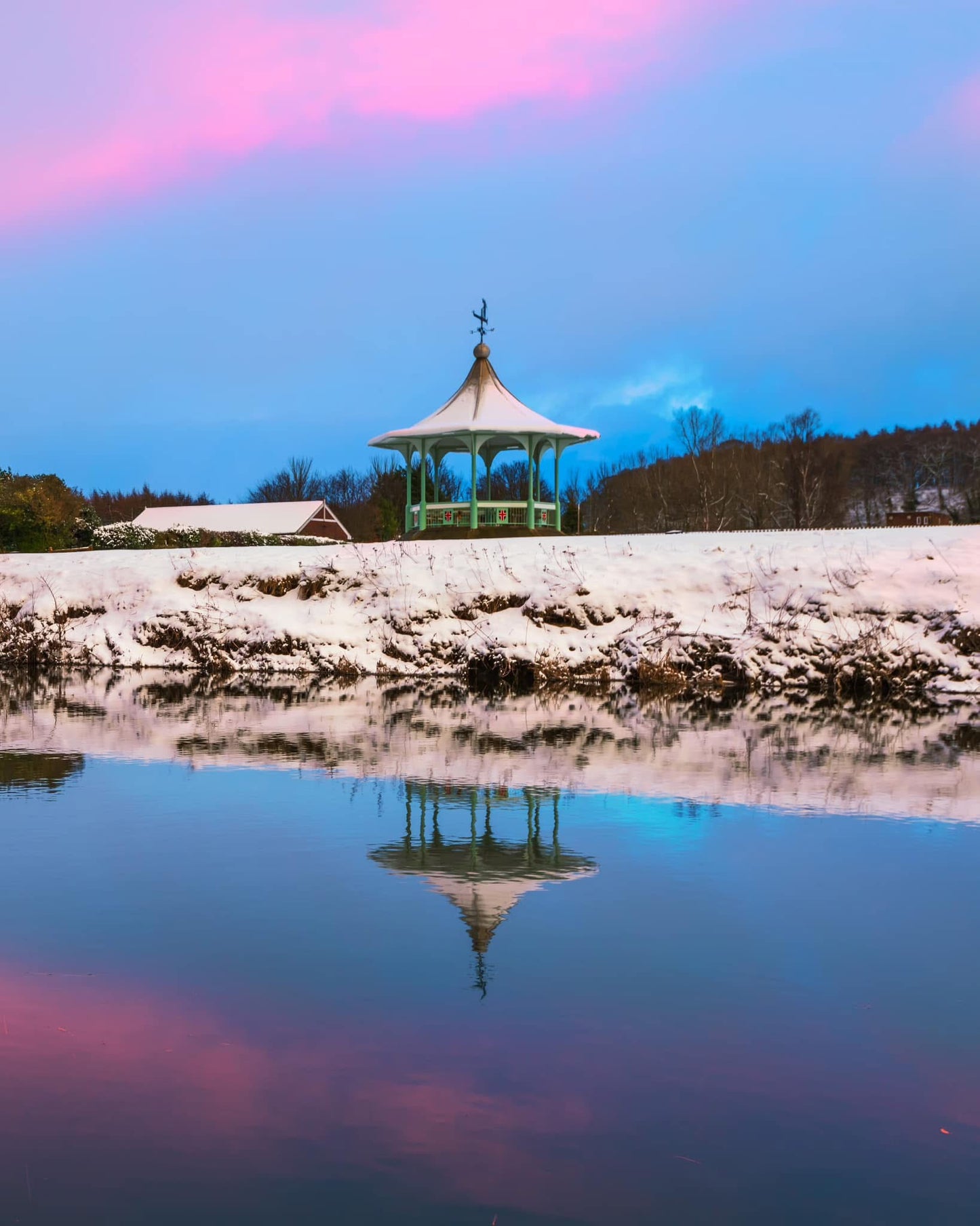 A snowy late afternoon on Durham Riverbank.