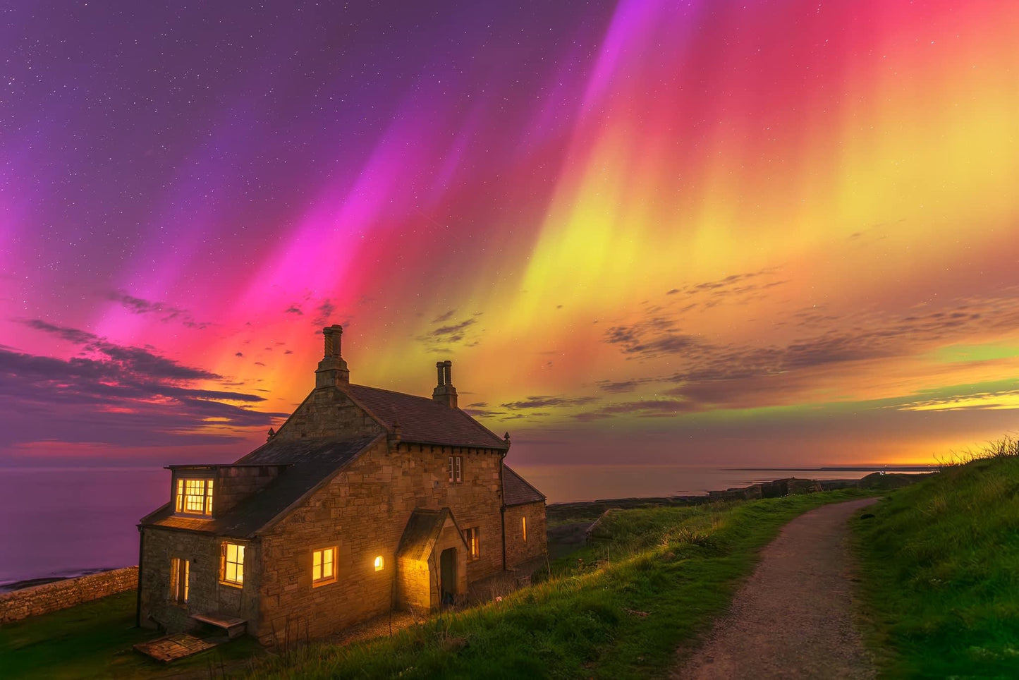 Incredible aurora colours at Howick Bathing House.