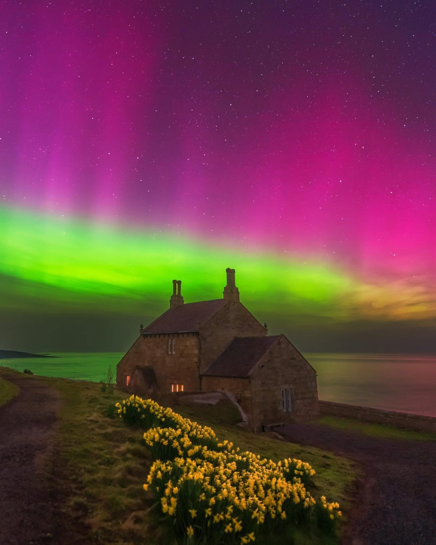 A beautiful spring aurora over Howick Bath House.