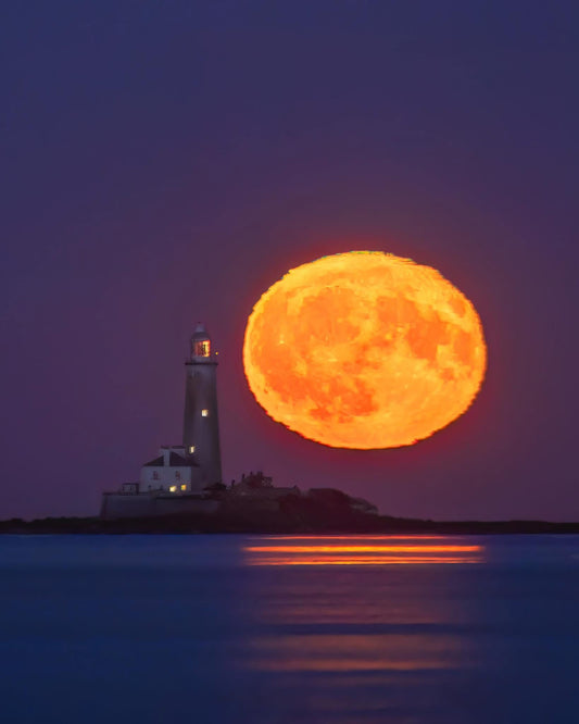The moon and St.Mary’s lighthouse side by side.