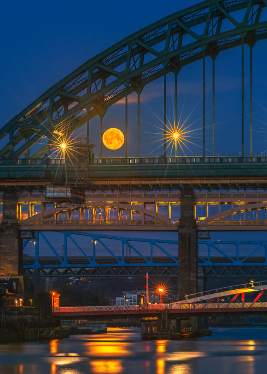Full moon setting inside the Tyne bridge.