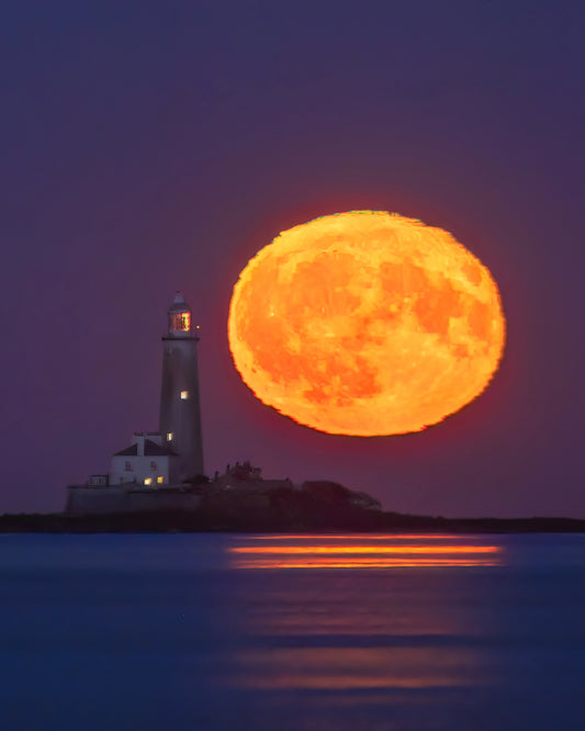 The moon and St.Mary’s lighthouse side by side.