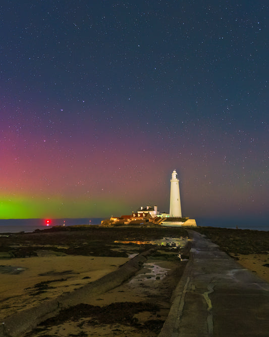 Aurora and stars at St.Mary’s lighthouse.