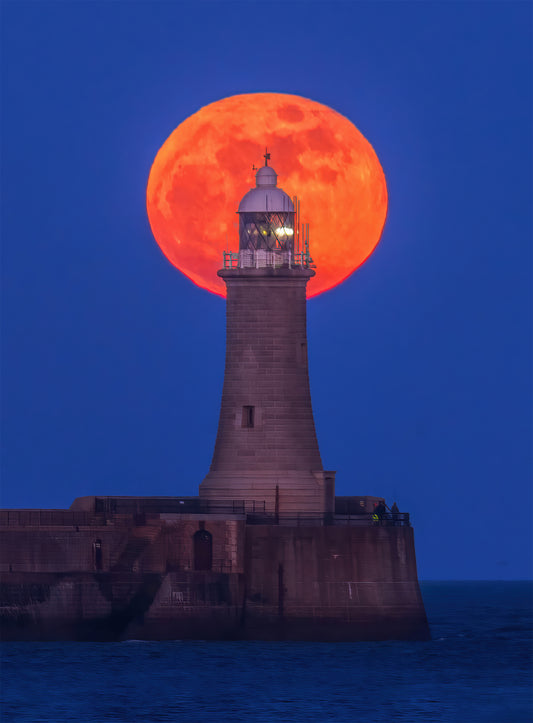 Beautiful red moon over Tynemouth Lighthouse.