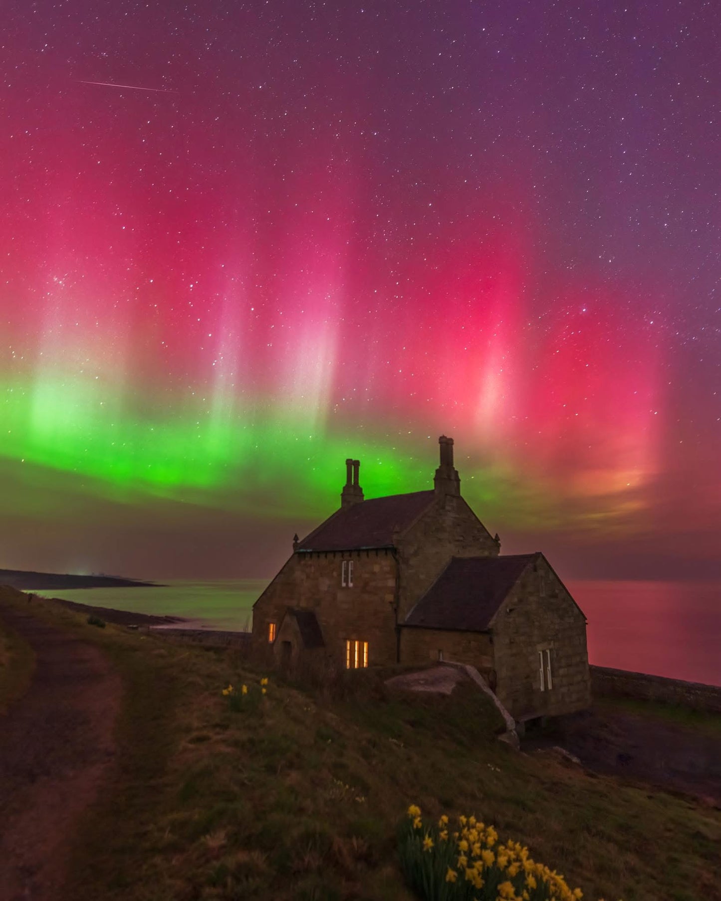 Epic aurora pillars over Howick Bathing house.