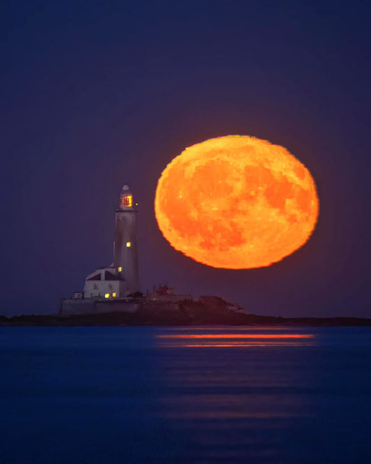 The moon and St.Mary’s lighthouse side by side.