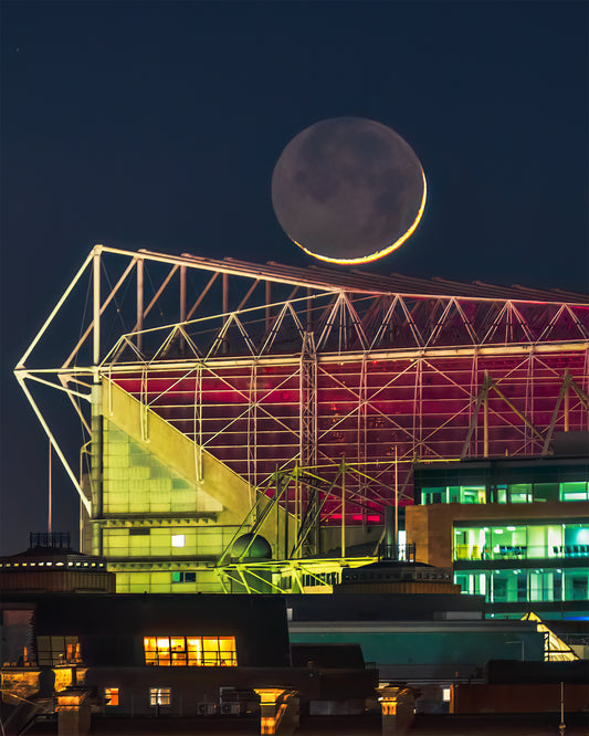 Moon on top of St. James Park.